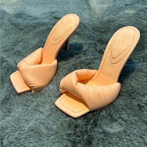 Yellow sandal with heel